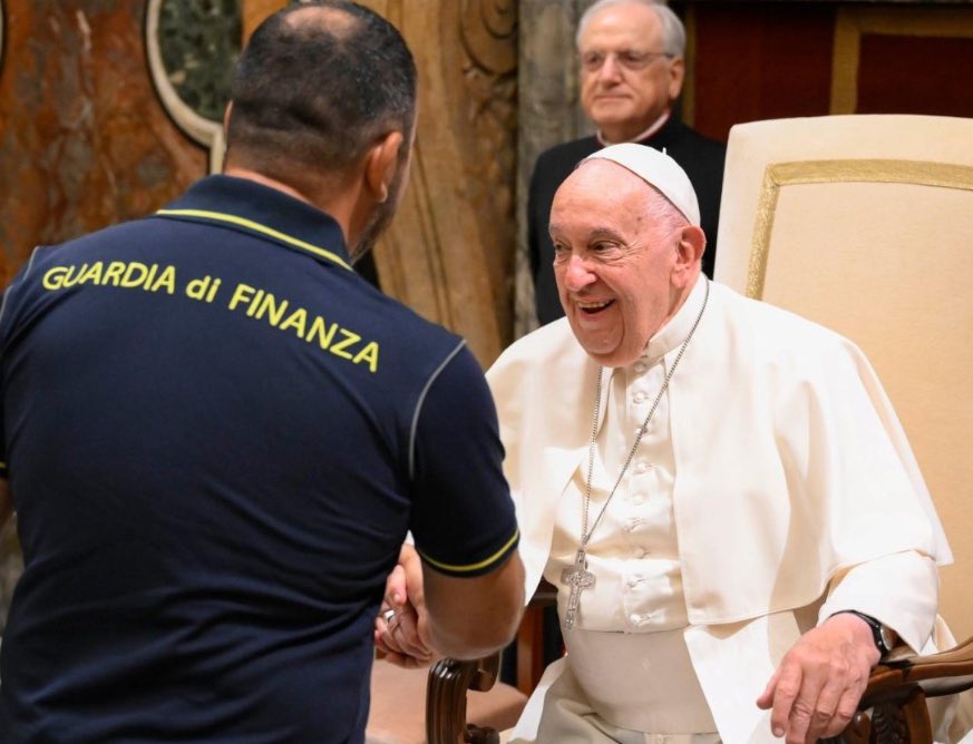 Il mondo e la pace, hanno perso oggi il loro piú grande difensore 🙏😢❤️

#PapaFrancesco