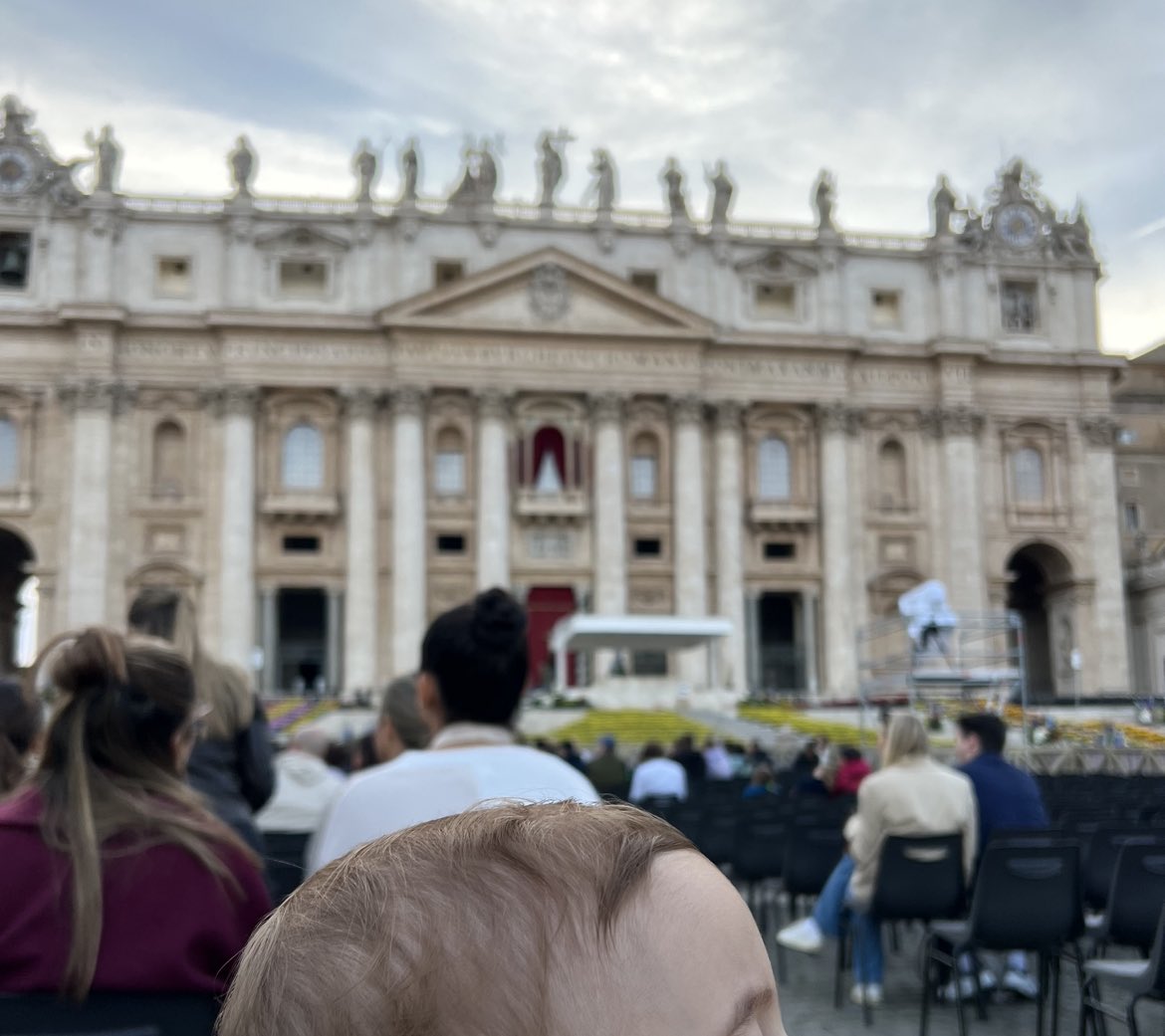 En la primera Semana Santa de Blas, fuimos juntos a conocer el Vaticano, donde dedicamos una oración por la salud del Papa Francisco, tristemente fallecido en el día de hoy. 

Recomiendo la lectura de sus encíclicas, de las que destaco cuatro frases inspiradoras.

LUMEN FIDEI