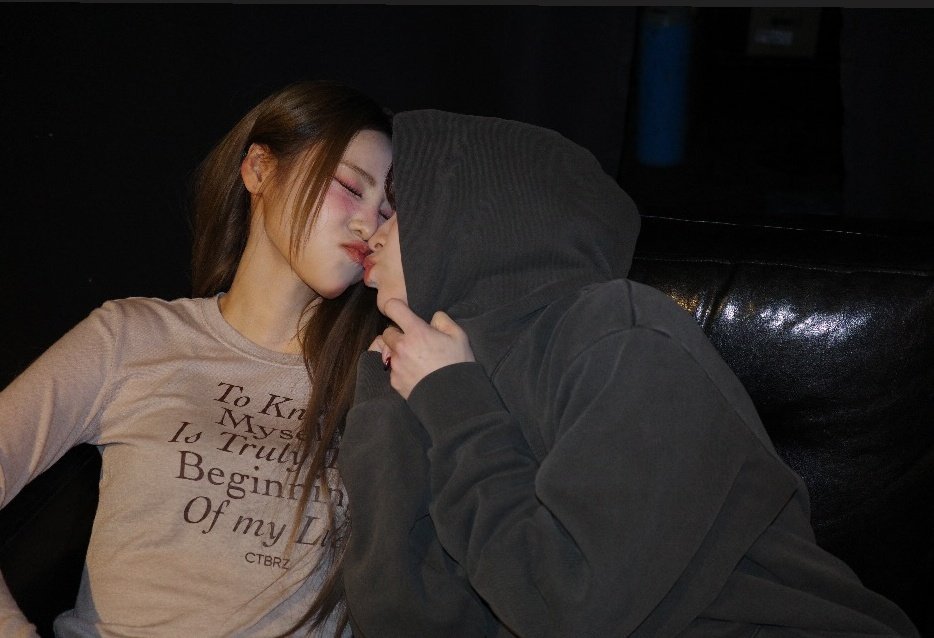 Forkimlip__12's tweet photo. the saga of heesoul trying to kiss continues https://t.co/zw4w6gFXwF