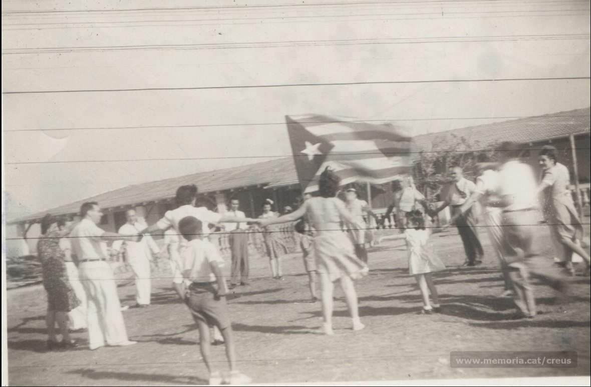 Fotos amb l' estelada. Ballada de sardanes a Barranquilla (Colòmbia) l'any 1945. Foto enviada  des de l'exili per Joan Solé i Pla a Jaume Creus,  militant d'Estat Català . Arxiu Memoria.cat de Manresa . #MemoriaIndependentista