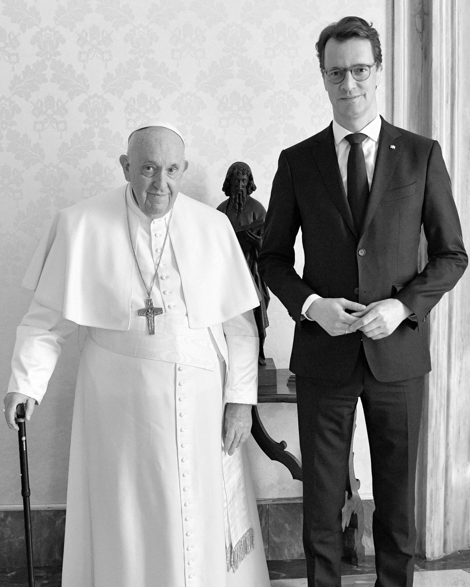 #NRW trauert um Papst Franziskus. Er verstarb im Alter von 88 Jahren in Rom. MP <a href="/HendrikWuest/">Hendrik Wüst</a> würdigte ihn als beeindruckende Persönlichkeit &amp; nahbaren Papst: „Mit unermüdlichem Einsatz hat er sich insb. für Arme &amp; Schwache, für die Ausgegrenzten unserer Gesellschaft eingesetzt.“