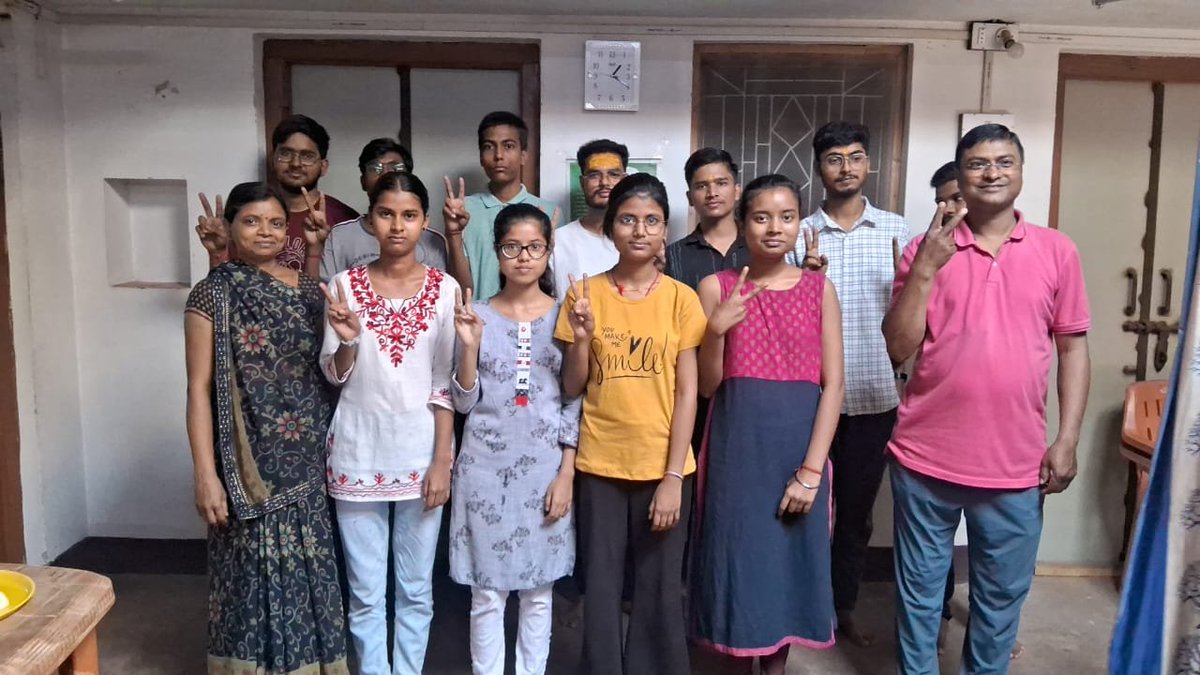 offbeatbihar's tweet photo. Over 40 students from Patwa Toli, a village in Gaya, Bihar, have cleared JEE Main 2025, continuing its legacy as a hub of talent. 🔥

This brings the total to 300+ IIT-JEE qualifiers and 1000+ selections in other engineering exams from this small village.

True inspiration! https://t.co/3TeOkTj3OU