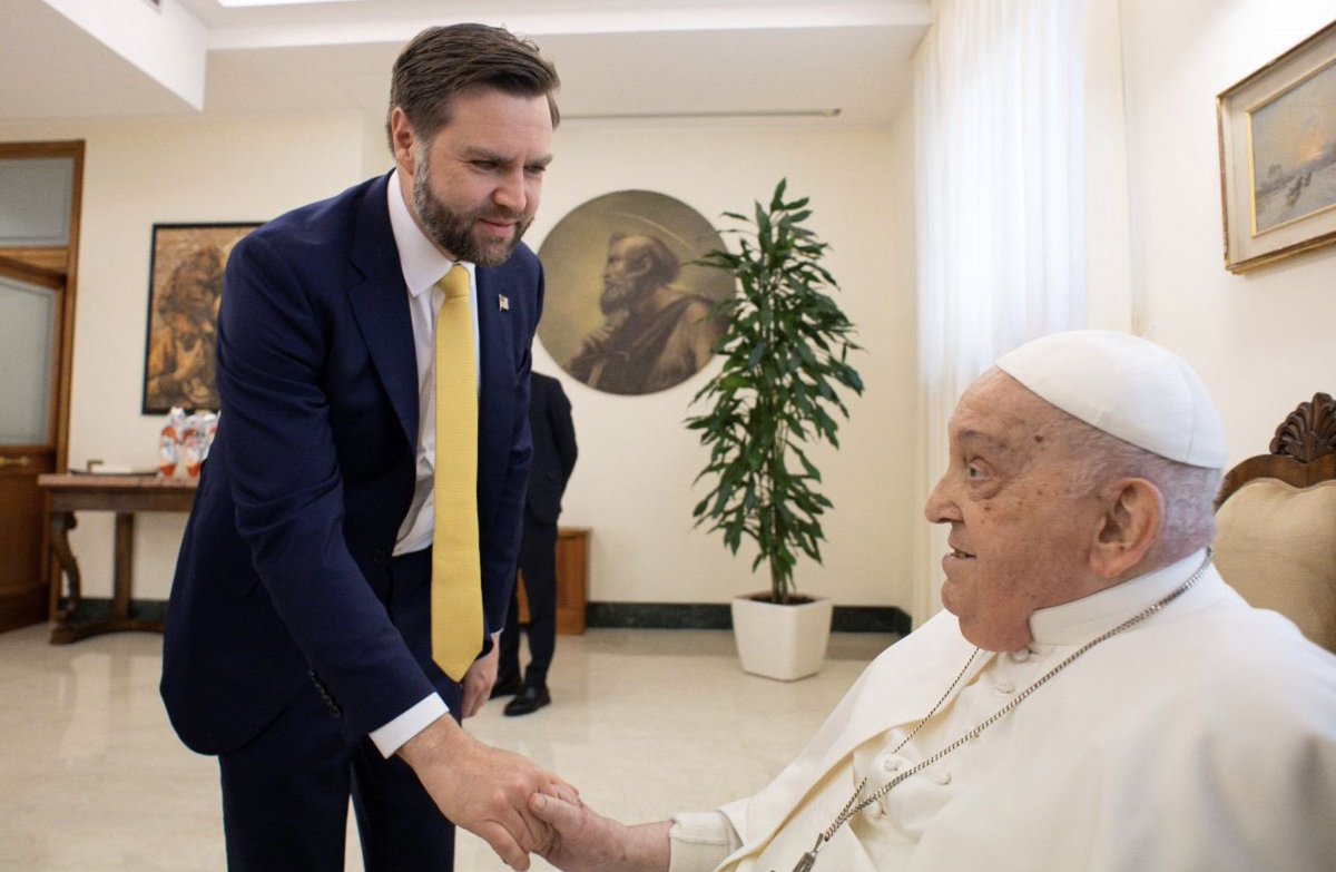 suunasolkija's tweet photo. @VP Look at him and his poisonous handshake. No wonder the Pope dropped dead the day after. https://t.co/gNteYffE3g