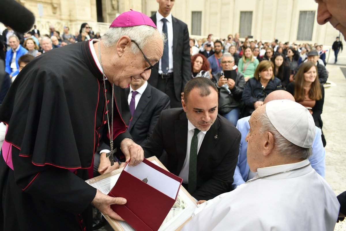 “El papa Francesc, que em va nomenar bisbe de Terrassa, acaba de morir. Preguem pel seu descans etern, agraint el seu ministeri  exercit amb fermesa, decisió i entrega. I preguem per l’Església, guiada pel Sant Esperit de Déu”, ha afirmat el bisbe Salvador.