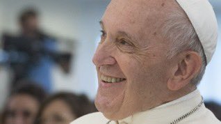 SalvoCernuzio's tweet image. La Rosa di santa Teresina, un Rosario, una campana di cioccolato per i bambini. Sono i doni che mi ha lasciato le ultime volte che ci siamo visti. Insieme al solito affetto, ai sorrisi, al tanto caro umorismo. “Padre, lo sa che le voglio bene?”. “Sì, anch’io”
Addio Papa Francesco