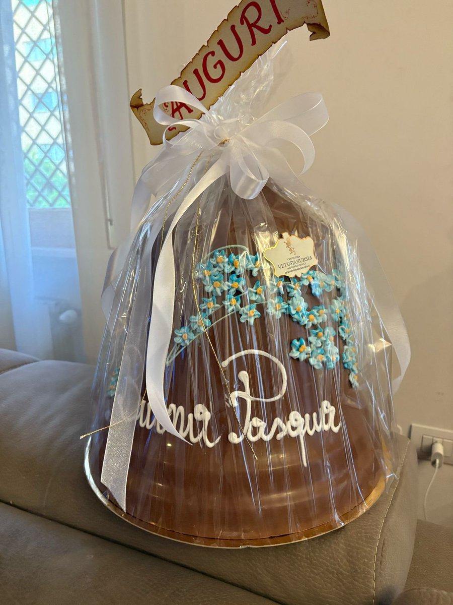 SalvoCernuzio's tweet image. La Rosa di santa Teresina, un Rosario, una campana di cioccolato per i bambini. Sono i doni che mi ha lasciato le ultime volte che ci siamo visti. Insieme al solito affetto, ai sorrisi, al tanto caro umorismo. “Padre, lo sa che le voglio bene?”. “Sì, anch’io”
Addio Papa Francesco