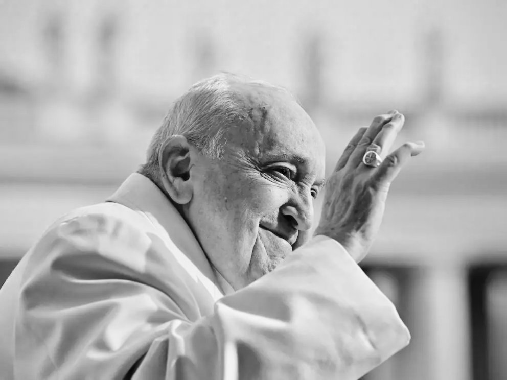 𝐎𝐁𝐈𝐓𝐔𝐀𝐑𝐈𝐎 | Lamentamos profundamente comunicar el fallecimiento del Papa Francisco. 

Desde la Hermandad de La Soledad, elevamos una oración por el alma de Su Santidad, el Papa Francisco.
Dale, Señor, el descanso eterno.
Y brille para él la luz perpetua.