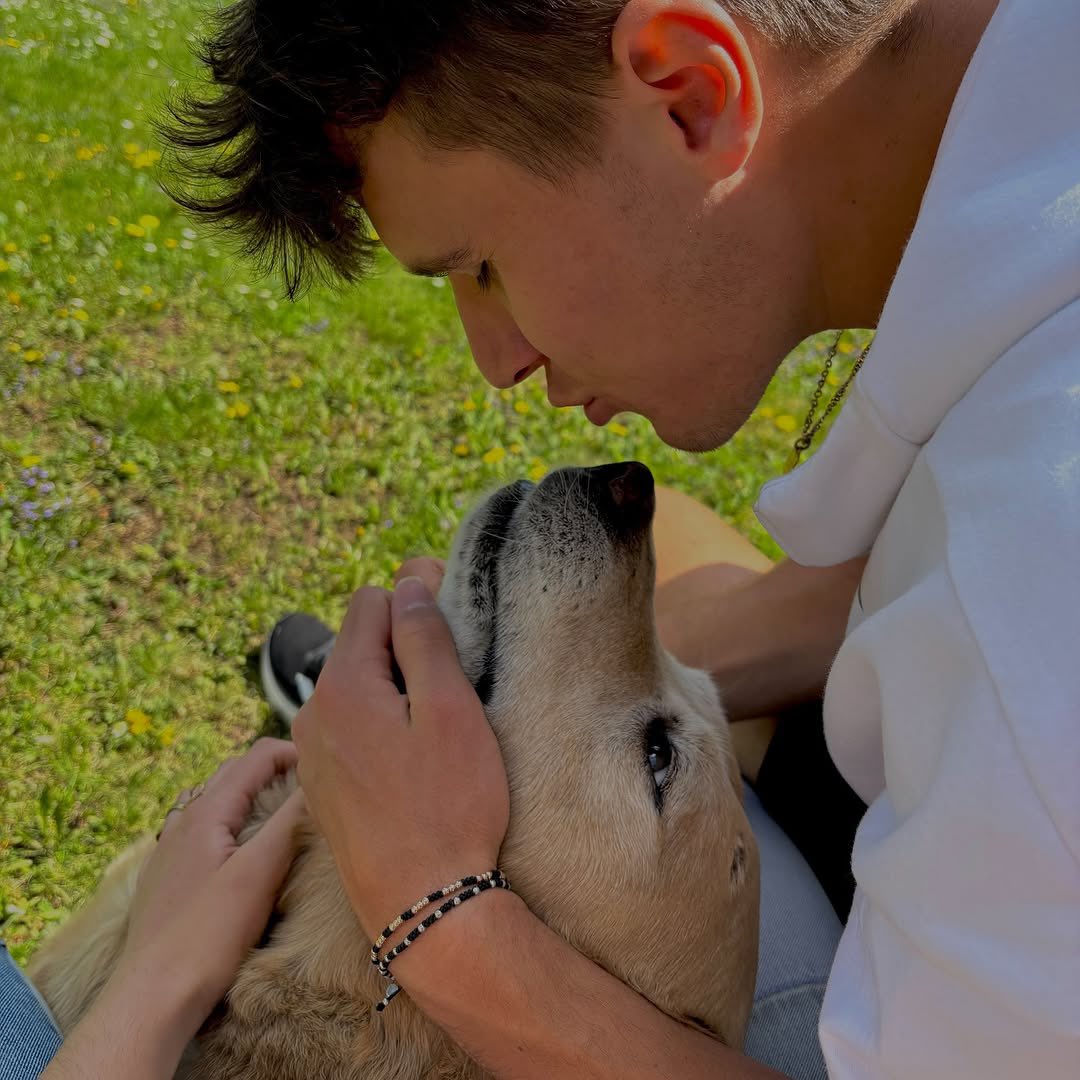 JakubMensikFan's tweet photo. Only good vibes 🍯
Jakub enjoys his Easter holidays.🔋
#jakubmensik #mensik #offcourt https://t.co/DofkLxREB8