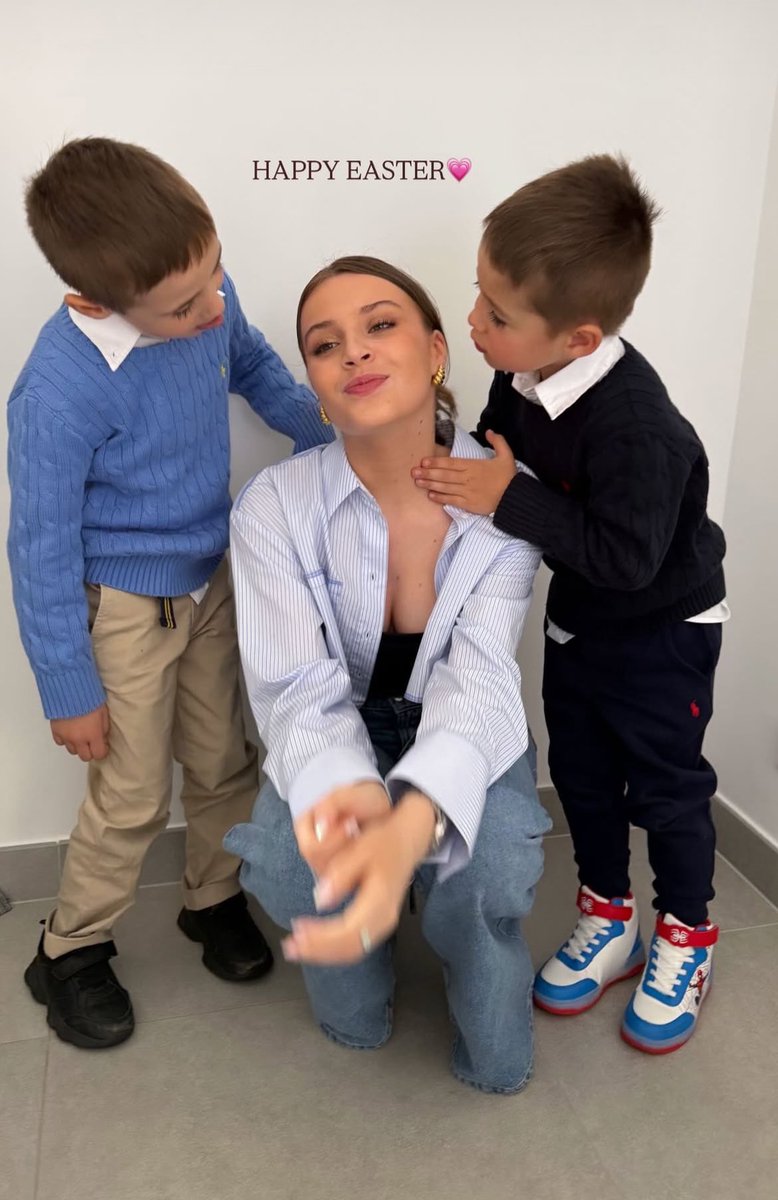 carlamusicoff_'s tweet photo. Mes amours 🌟⭐️ mes filleuls 🌟 mes vies .. je vous aime ❤️ 
La famille ❤️❤️ rien n’est plus important 
#ILovemyfamily https://t.co/9gsv2QDfhy