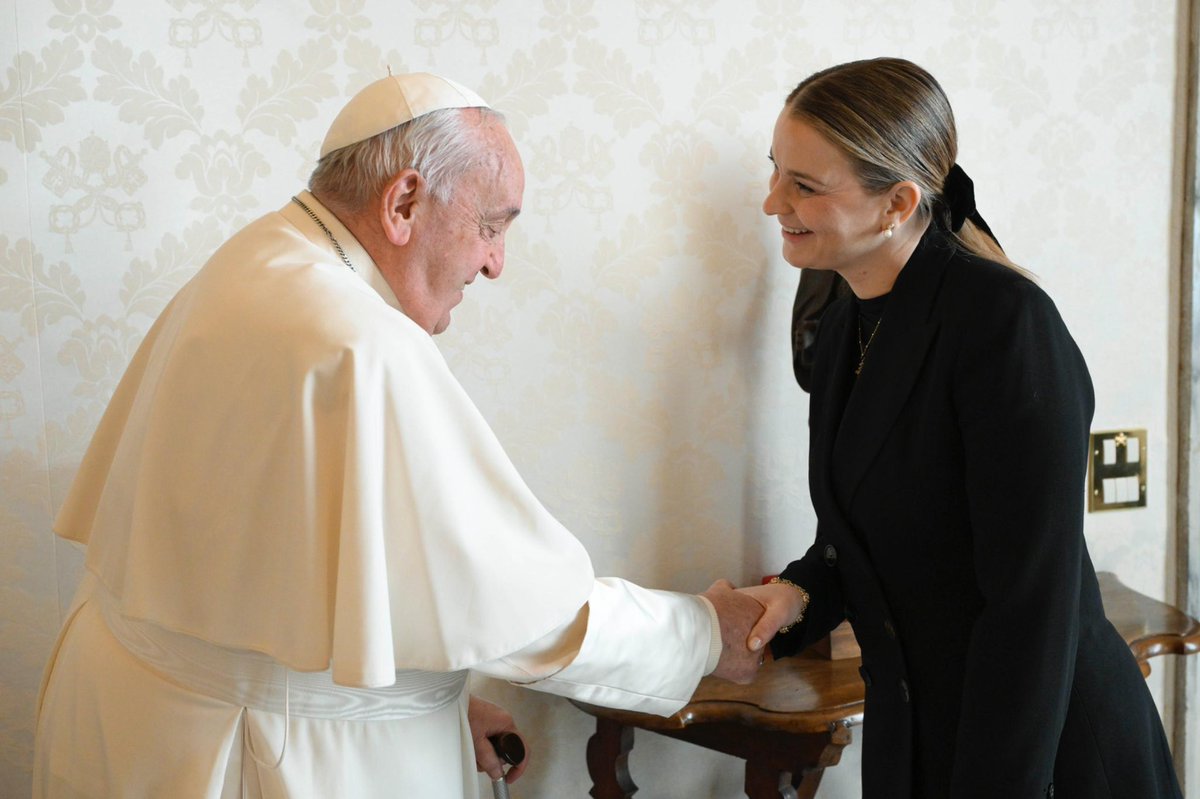 Marga Prohens (@margaprohens) on Twitter photo Despedimos hoy con pesar a Su Santidad el Papa Francisco <a href="/Pontifex_es/">Papa León XIV</a>, quien con humanidad y entrega ha guiado 12 años a la Iglesia Católica.
Siempre tendré en mi recuerdo al hombre cercano, afable y divertido con el que tuve el honor de conversar en la Audiencia en el Vaticano Despedimos hoy con pesar a Su Santidad el Papa Francisco <a href="/Pontifex_es/">Papa León XIV</a>, quien con humanidad y entrega ha guiado 12 años a la Iglesia Católica.
Siempre tendré en mi recuerdo al hombre cercano, afable y divertido con el que tuve el honor de conversar en la Audiencia en el Vaticano