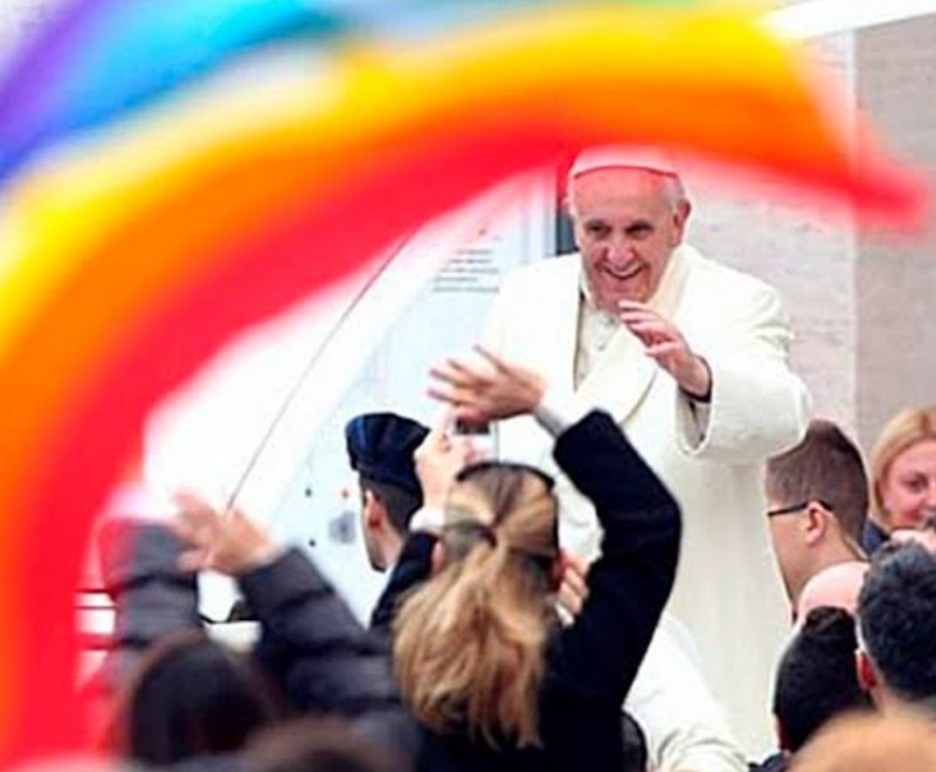 EnnriqueSol's tweet image. “Si un gay acepta al Señor y tiene buena voluntad ¿quién soy yo para juzgarlo?”, "La iglesia católica debería pedir perdón a los gays", dos frases con las que el papa Francisco demostró su deseo de encabezar un profundo cambio en el Vaticano en favor del movimiento LGTBI". QEPD.