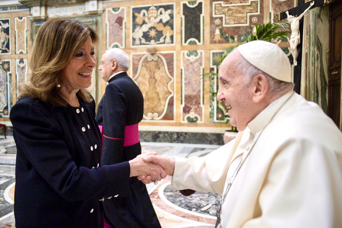 Min_Casellati's tweet photo. Oggi il mondo ha perso una guida spirituale autentica, capace di parlare al cuore di tutti, credenti e non.
#PapaFrancesco è stato un pastore instancabile, custode dell’umanità più fragile, sempre vicino agli ultimi, ai sofferenti, ai dimenticati.
Pilastro della fede in tempi difficili, con la sua voce gentile e la sua forza interiore ha illuminato il mondo con semplicità, saggezza e umiltà.
Durante il suo pontificato ha rafforzato le radici della Chiesa con un’impronta pastorale fondata su accoglienza e misericordia, guardando al futuro con coraggio e visione, attraverso una profonda riforma della Curia romana.
Il suo messaggio di pace e fraternità ha superato i confini della comunità cattolica, parlando a persone di ogni fede e cultura.
Ha affrontato sfide complesse – dalla crisi degli abusi alle tensioni interne, fino alla secolarizzazione – con uno stile diretto, spesso fuori dai protocolli, segnando un punto di svolta nella storia della Chiesa.
La sua scomparsa lascia un grande vuoto, ma il suo esempio e i suoi insegnamenti continueranno a essere un punto di riferimento per le generazioni future.
In questo momento di lutto, mi unisco al dolore della Chiesa cattolica e di tutti coloro che hanno amato Papa Francesco e ne hanno apprezzato l’umanità, la forza e il coraggio.
Ci stringiamo tutti nel suo ricordo, con commozione e con il cuore colmo di gratitudine.