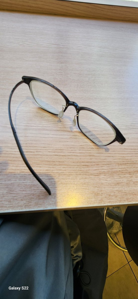 朝起きたら、メガネが見つからず、あわてて探してお布団の中で見つけたらこの状態😢
予備が見つからず、このまま掛けて、午前中のシッター1件終わらせました💦
今J!NSさんにかけ込んで30分で作ってくれるのを待ってます🤣