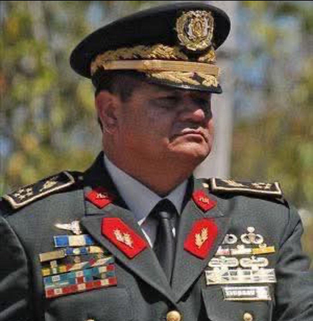 RoySantosC's tweet photo. FAMILIA ZELAYA CAE EN LA TRAMPA EN CACERÍA CONTRA DEL GENERAL ROMEO VÁSQUEZ VELASQUEZ. Libre & gobierno se siguen enredando en un camino muy oscuro. Eclesiastés 7.13

Alta recompensa por la vida del general  @RomeoVasquezAPH es una incoherencia, que solo es avalada por un amargo sentimiento de venganza y odio. Cosa que no tiene sentido, porque en 2009, quien provocó todo el desastre fue el mismo expresidente Zelaya cuando quiso quedarse en el poder irrespetando toda institucionalidad — y fue gracias al Partido Liberal que con determinación puso orden a lo interno del Ejecutivo; y puso al presidente Roberto Micheletti , y así el país continúo en vida democrática.

Ni ofreciendo 100 millones de dólares lograrían que un verdadero patriota entregue al general Vásquez — porque es considerado un héroe nacional por la gran mayoría.