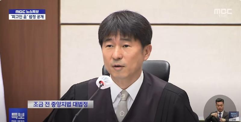 이게 말이 되니?
내란수괴를
석방 시킨 판사가
내란수괴
주심판사