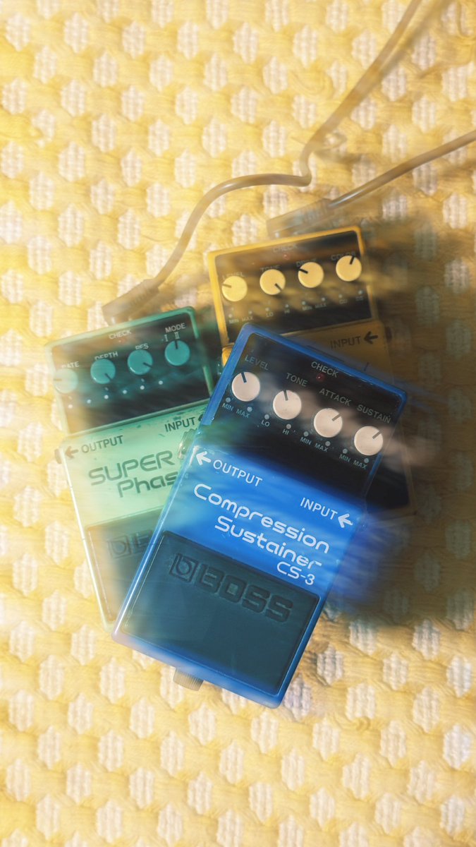 muumuu_7x_xj_'s tweet image. 昼食後
この辺のを使って してみようかなって
出してみた。
んで、1回アンプのスイッチに手を伸ばしたけど...

がまんです(● ˃̶͈̀ロ˂̶͈́)੭ꠥ⁾⁾

ぎたぁ おあずけにして
業務にもどりました
今日の分 おしごと終わらせてからだょ- 🥹

#boss #effectpedal #phaser #CS3
#OS2 #PH2