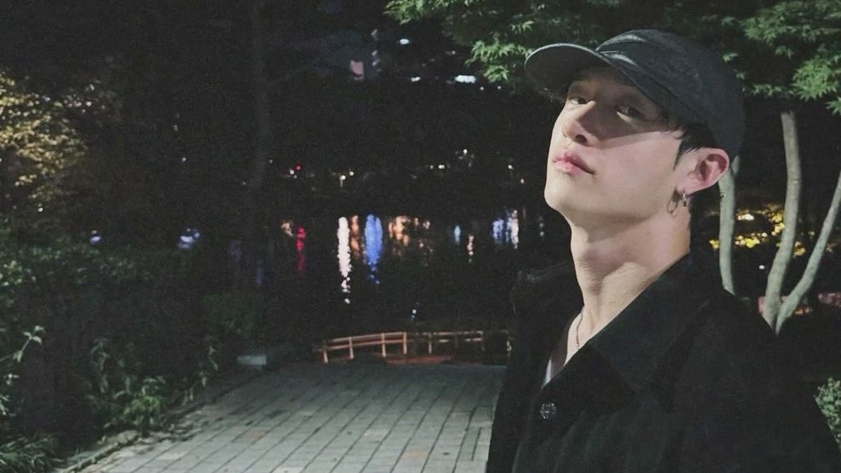 Jeongchan au — He looks so perfect!

Onde Hyunjin pede ao seu melhor amigo para acompanhar seu irmão mais novo, Jeongin, em seu lugar em uma viagem à Austrália para o show da banda favorita dele

Ou

Onde Bangchan não imaginava que o irmão do seu melhor amigo tivesse mudado tanto