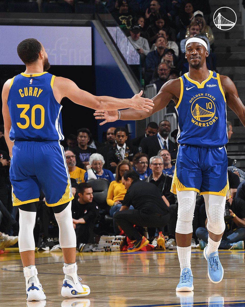 Jimmy Butler contó que Steph Curry lo sigue sorprendiendo:

"Batman es así, aparece de la nada. Nunca lo ves venir, simplemente cae desde el cielo, desde un edificio, de atrás de la puerta... Y empiezan a suceder cosas increíbles."

No puede ser😭😭😭😭😭