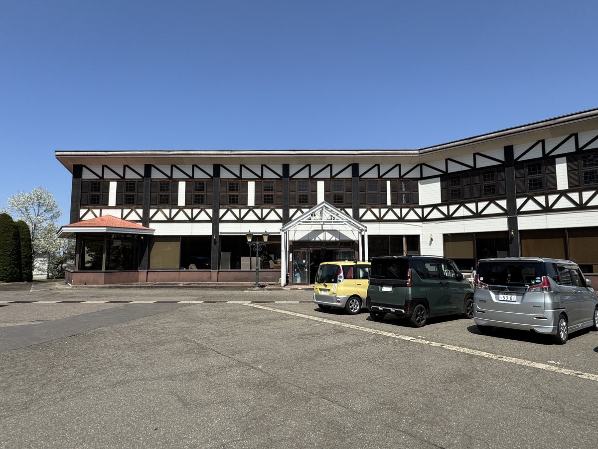 初ニューミサ
平日だからか並ばず席は常に空いてる感じ
レビューで酸味あるって情報があったけど、確かに酸味を感じる
自分はコッテリ系には酢を入れたくなるので丁度よく、アクセントになって最後まで食べられた
ニンニクも注文で減らせたし自由は効くみたい
近くにあったら定期的に食べたくなるかも