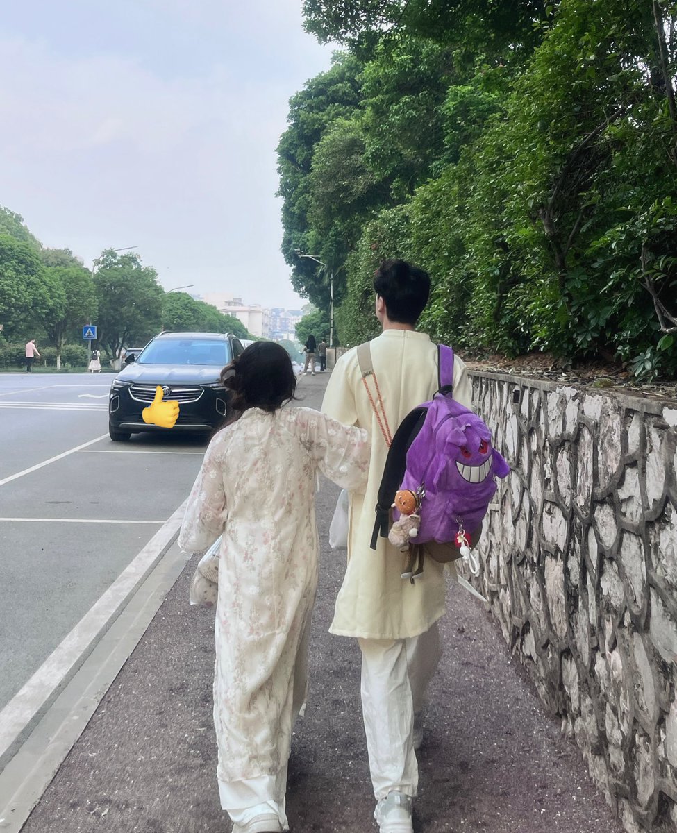 被同学偷拍的(*≧ω≦)我感觉这张我们特别特别可爱