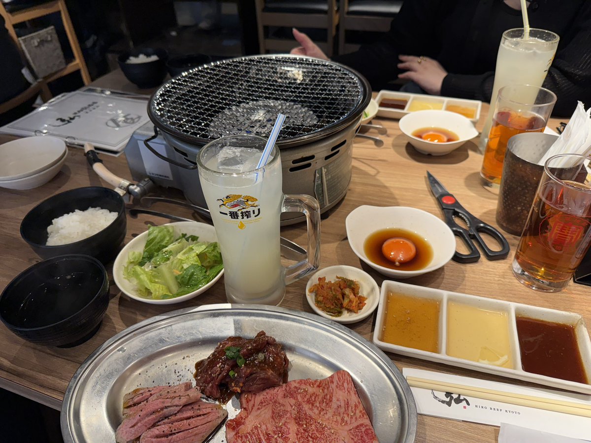 「ゆずぴとお肉焼いてきました 香水屋さんでたくさん良い香りかいでお化粧品買ってまる」|真依のイラスト
