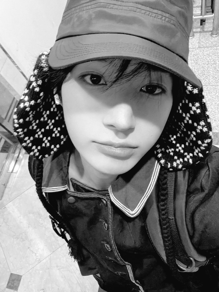 kiss me baby, please.