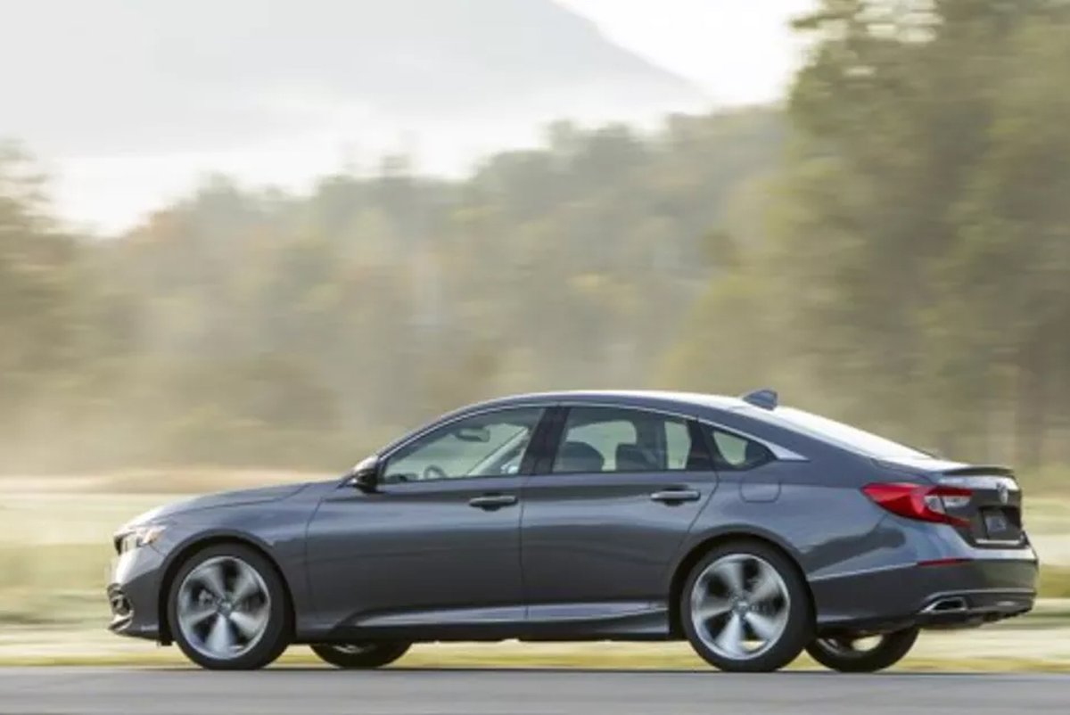 🚗 How to Keep Your Car Exterior Clean 

1. Wash Every 2–3 Weeks
Use car-safe soap and microfiber cloths.
Rinse thoroughly to remove dirt, salt, and grime.

2. Wax Every 2–3 Months
Protects the paint and gives it that glossy shine.
Helps dirt slide off more easily.

3. Clean the