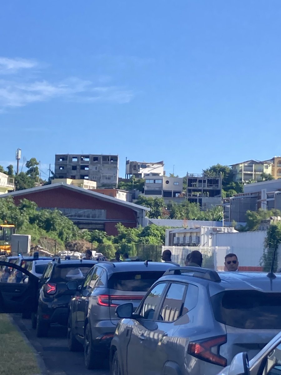 Valérie Gas (@vggas) on Twitter photo #Mayotte Le cortège qui attend <a href="/EmmanuelMacron/">Emmanuel Macron</a> à l’aéroport en contrebas d’habitations dévastées par le cyclone Chido pas encore réparées #Mayotte Le cortège qui attend <a href="/EmmanuelMacron/">Emmanuel Macron</a> à l’aéroport en contrebas d’habitations dévastées par le cyclone Chido pas encore réparées