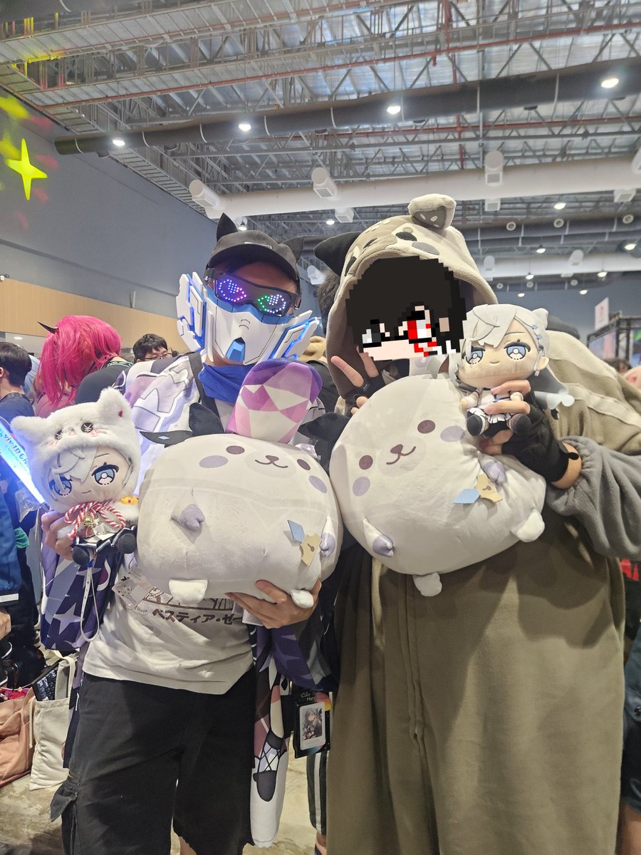 ryubi168's tweet photo. We are the dual Bazo plushie gang in the middle 😎👍✨

#hololiveMeet 
#AnimeFestPlus2025 
#GreyscaleX https://t.co/PcEtB2ZzRD