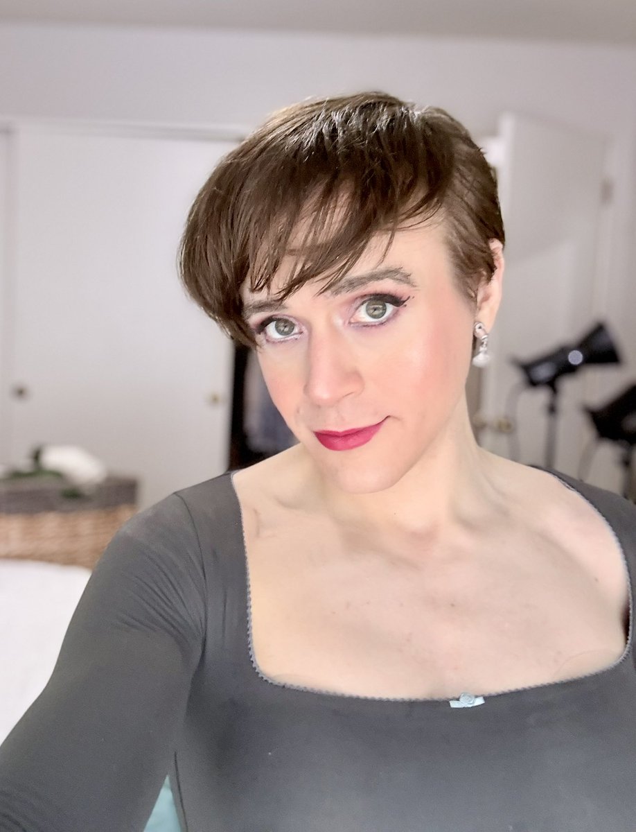 IslaHerself's tweet photo. Makeup turned out good today 🥰 https://t.co/GJdCVpdP8D