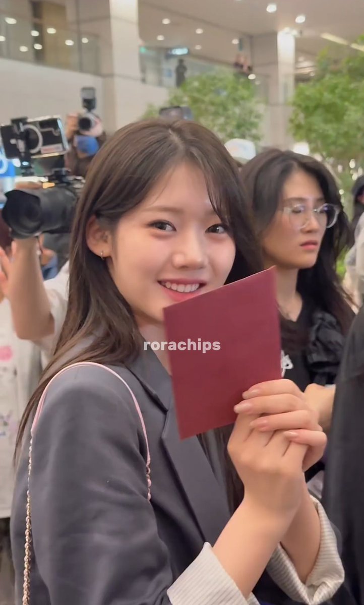 rorachips's tweet photo. 250421 ICN

#RORA received my letter 😭 I wrote three A5 pages, pouring out a small piece of my heart, recognizing and supporting all of her efforts &amp; talents, hoping it would bring her some warmth. I cried today! — its my first time sending a letter directly to my precious baby! https://t.co/1x8F4W3seA