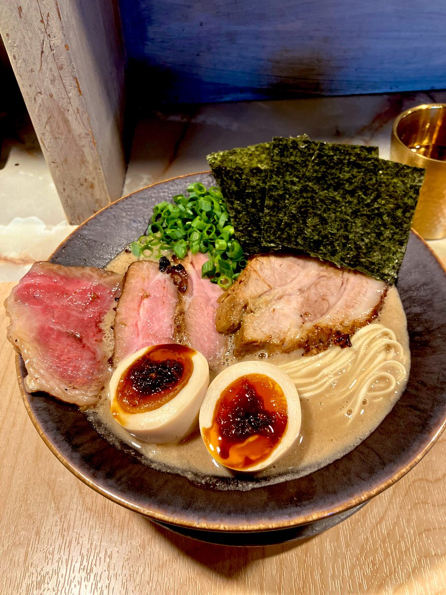 iipanyakuyo's tweet image. #improv.
#安中市

軽井沢が肌寒いので着こなしに苦しむ😅

三段仕込み　豚豚豚豚骨SP
全部のせ

おそらく頭骨メインで焚いた豚骨スープ。濃度がすんごい😳
キメ細かな骨粉が店主さんの丁寧な仕事が伺えて思わず笑みが溢れる。