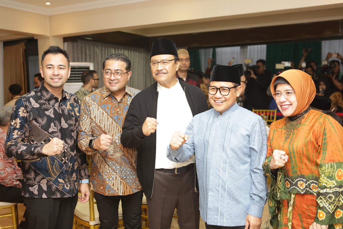 Malam tadi, bersilaturahmi dalam suasana halal bi halal bersama rekan-rekan Kabinet Merah Putih, pimpinan dan anggota DPR/MPR, para kiai, para ulama, tokoh-tokoh, dan sahabat-sahabat seperjuangan. Terima kasih kepada Abah <a href="/Kiyai_MarufAmin/">KH. Ma'ruf Amin</a>, Pak <a href="/bang_dasco/">Prof .Sufmi Dasco Ahmad</a> dan seluruh tamu