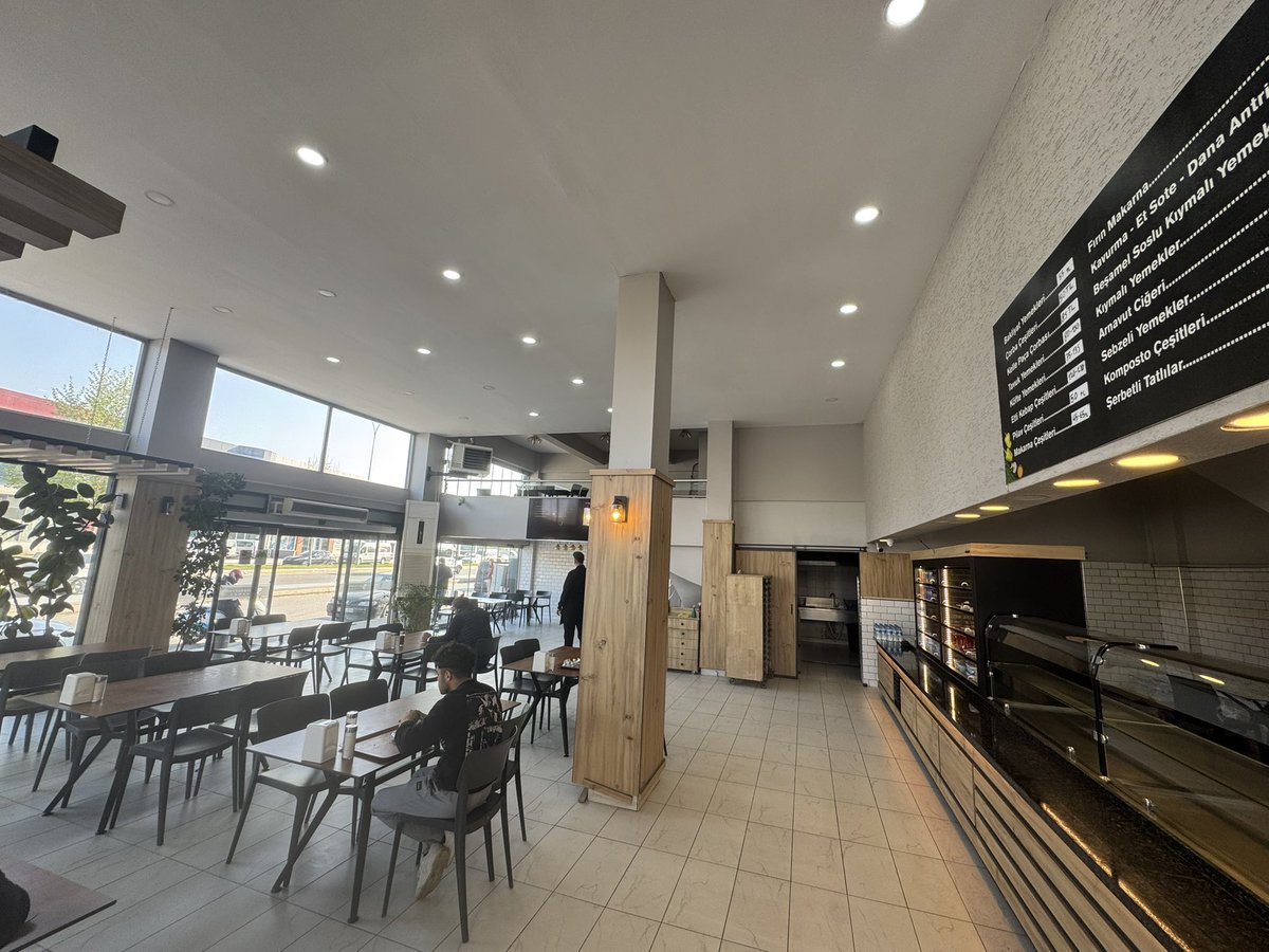 Sakarya’da bir esnaf lokantasına geldim. Tertemiz, düzenli, şık.
Çorba 50 TL, etli kebap 120 TL…
Fiyatlar beni çok şaşırttı. 
Sahibi güler yüzlü, işinden memnun, çalışanları saygılı.
Bitmedi, çay da ücretsiz…
Gerçekten böyle esnafların varlığı insana umut veriyor.
 
Şekerafyon