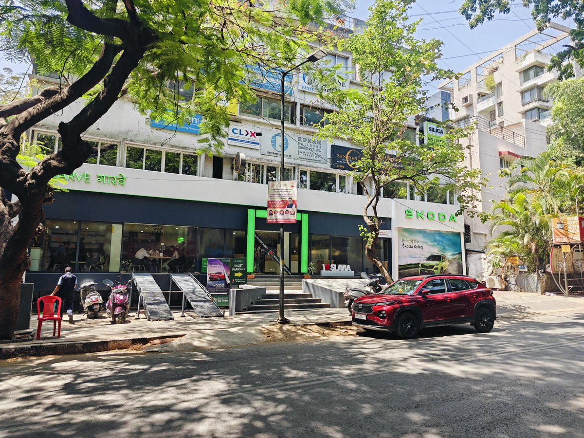 prakashtrajan's tweet photo. Day-20 April 25. Time-11 am. Location-Bhandarkar Road Pune. The Road parking by Blocked by Garve Skoda Showroom demo cars and no parking is left for Common Tax Paying Citizens.  Traffic Police fines the Common Citizens but no action on Garve Skoda Showroom. https://t.co/RxQDwOhde2