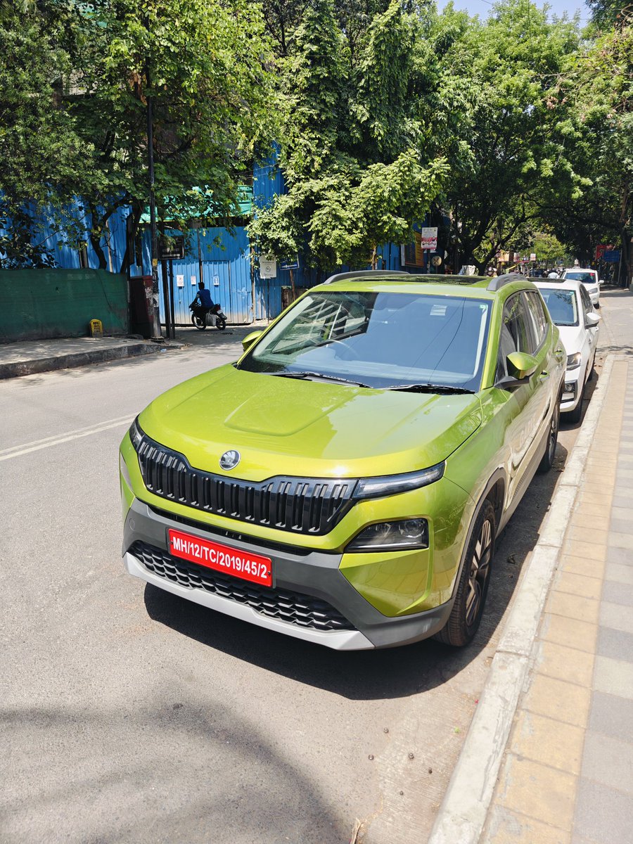prakashtrajan's tweet photo. Day-20 April 25. Time-11 am. Location-Bhandarkar Road Pune. The Road parking by Blocked by Garve Skoda Showroom demo cars and no parking is left for Common Tax Paying Citizens.  Traffic Police fines the Common Citizens but no action on Garve Skoda Showroom. https://t.co/RxQDwOhde2