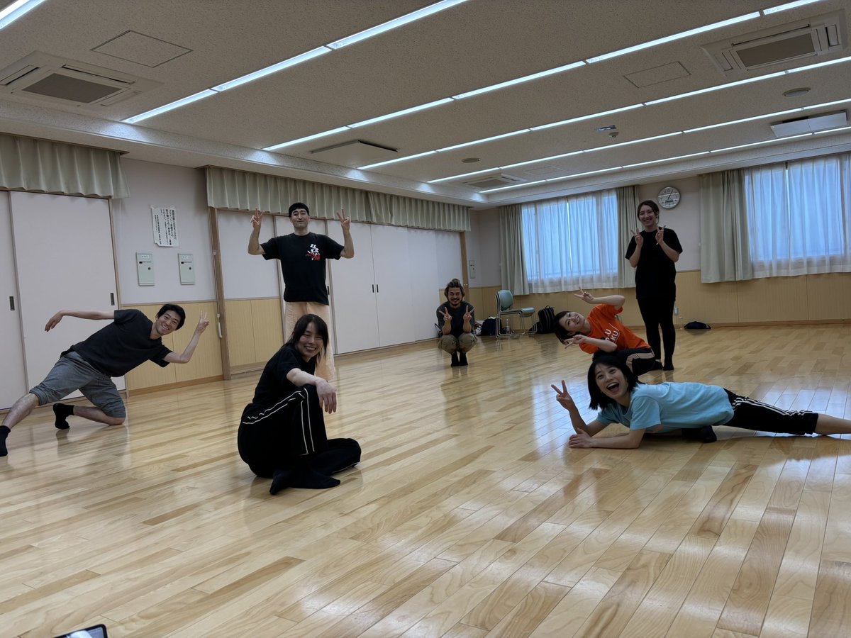 koutopo's tweet photo. 今日はアーティストパフォーマンス研究所の対面練習会。気づいたら1時間半くらい足首のシェアをネチネチとしてました。あと、必要な緊張と不必要な緊張について。基礎は身体から作ることなども。
いつもなにかしら撮影しているのに、撮影を忘れていたので最後まで残っていた方々と。 https://t.co/DX8IdeIqHT