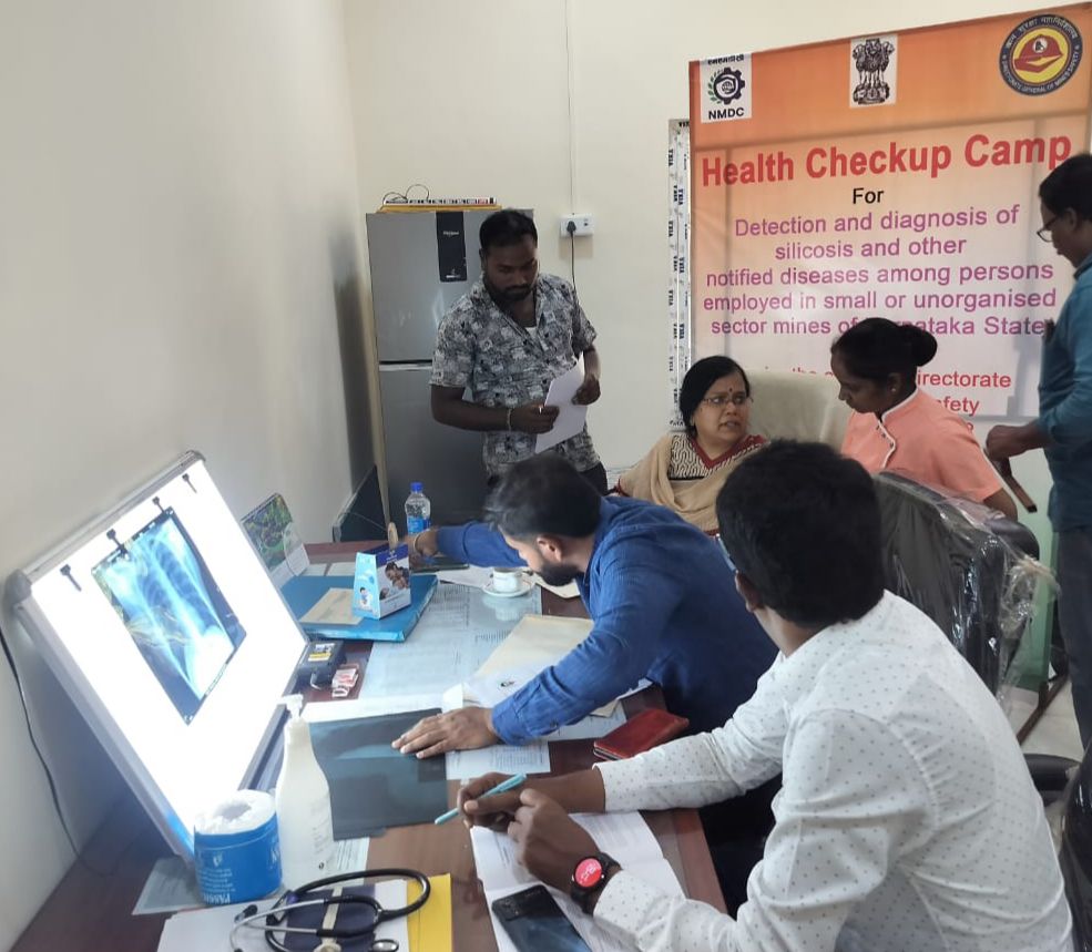 18-19.04.25 तक, एनएमडीसी दोणिमलै कॉम्प्लेक्स के स्वास्थ्य केंद्र में खान सुरक्षा महानिदेशालय, बल्लारी क्षेत्र-1&amp; 2, दक्षिणी क्षेत्र, बेंगलुरु के अधिकार क्षेत्र में आने वाली छोटी असंगठित खदानों में कार्यरत श्रमिकों के बीच सिलिकोसिस के शीघ्र निदान हेतु 'सिलिकोसिस जांच शिविर’ आयोजन।