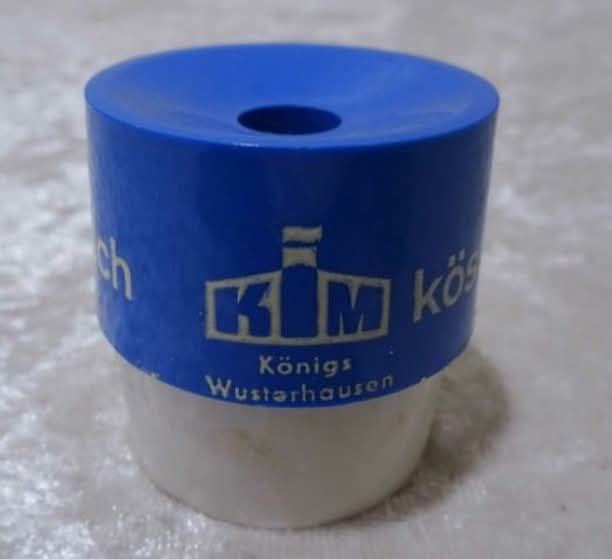 DDR_Reklame's tweet image. Das Kombinat Industrielle Mast (KIM) war ab Ende der 1960er Jahre eine staatliche Betriebsform in der Landwirtschaft und in der gesamten #DDR verteilt. Für die Werbung wurde das Kürzel KIM zu „Köstlich! Immer marktfrisch!“ umfunktioniert.#Eieranstecher #GDR #Ostalgie #EastGermany