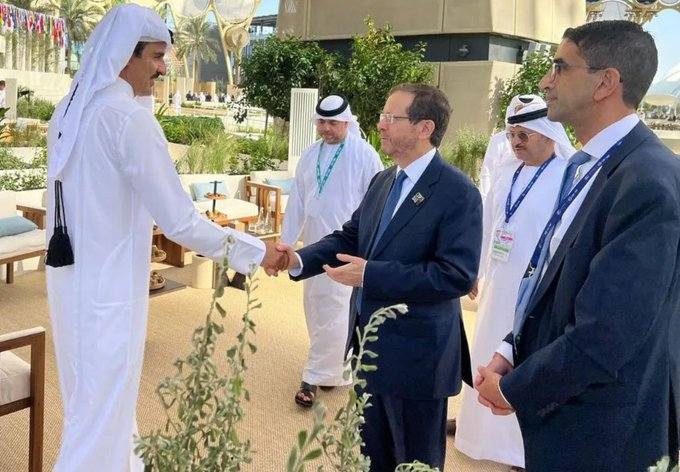 NaimaClainche's tweet photo. @morocconopinion تطبيع حلال لدويلة قزم عمرها لا يتجاوز 50 سنة. تميم القطري يشد بحرارة على يد الرئيس الإسرائيلي الملطخة بدماء أطفال غزة. تطبيع حلال لدويلة قزم صح ؟؟؟ https://t.co/BeE3i9ptzF