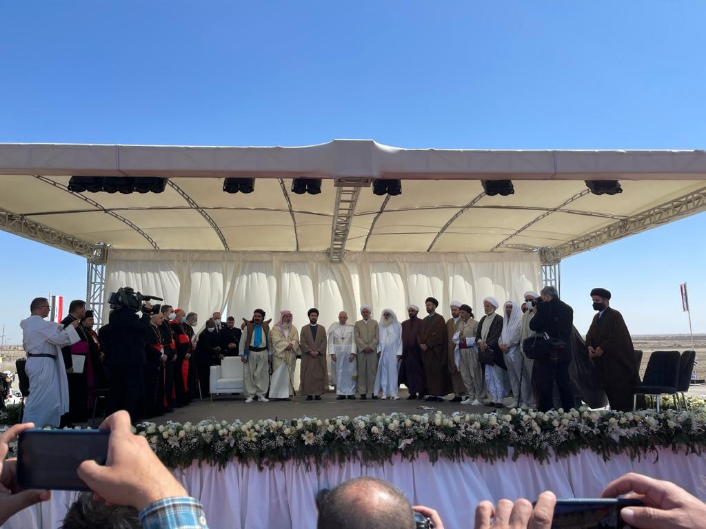 En ce jour de la mort du Pape François, sa visite en Irak en mars 2021, apparaît comme un moment prophétique en faveur de la paix et du dialogue entre les fils d'Abraham. Cette photo prise à Ur l'illustre bien. 
De tous ses déplacements celui ci a marqué l'histoire et les cœurs.