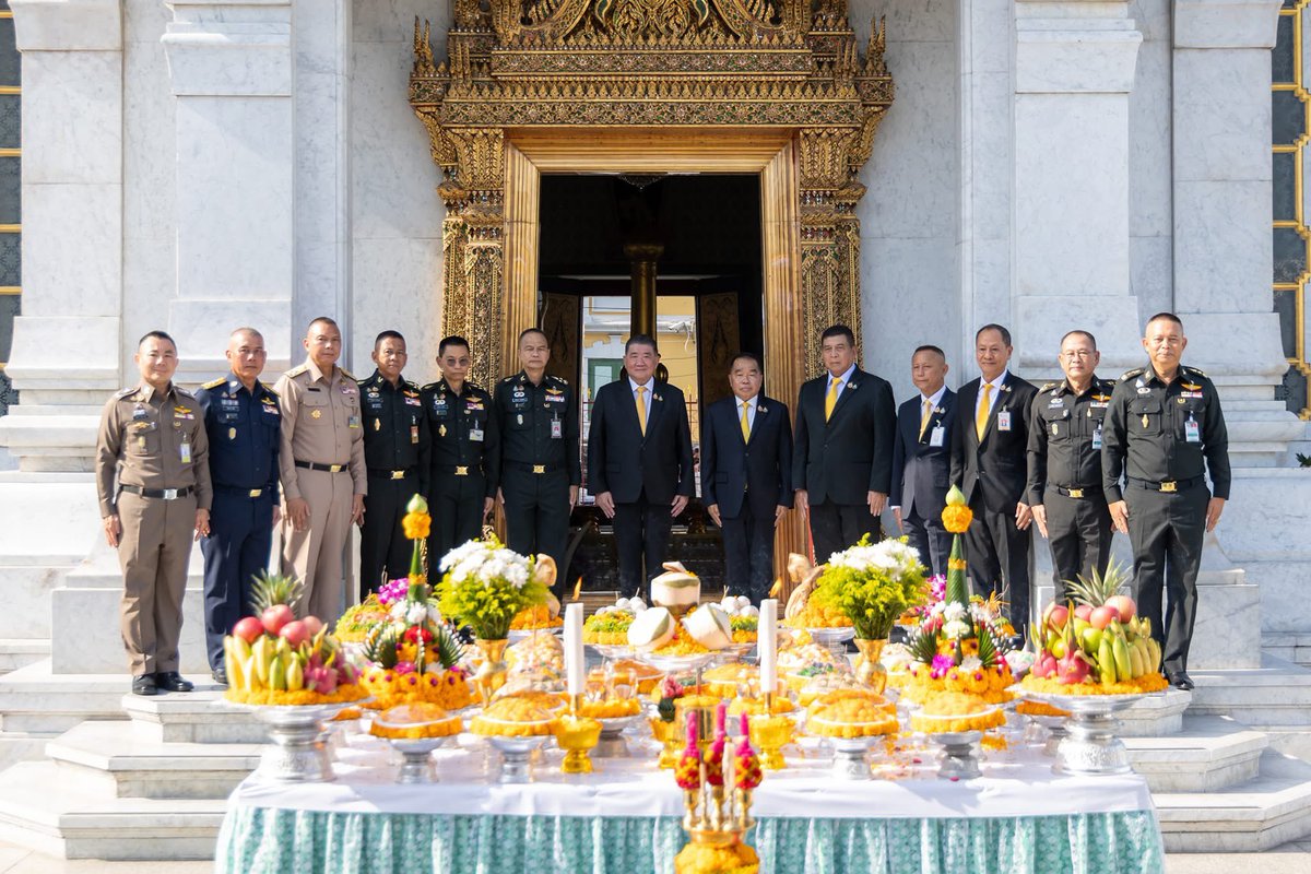 นายภูมิธรรม เวชยชัย รองนายกรัฐมนตรีและรัฐมนตรีว่าการกระทรวงกลาโหม เป็นประธานงานคล้ายวันสถาปนาองค์พระหลักเมืองประจำปี 2568 (ครบรอบ 243 ปี)