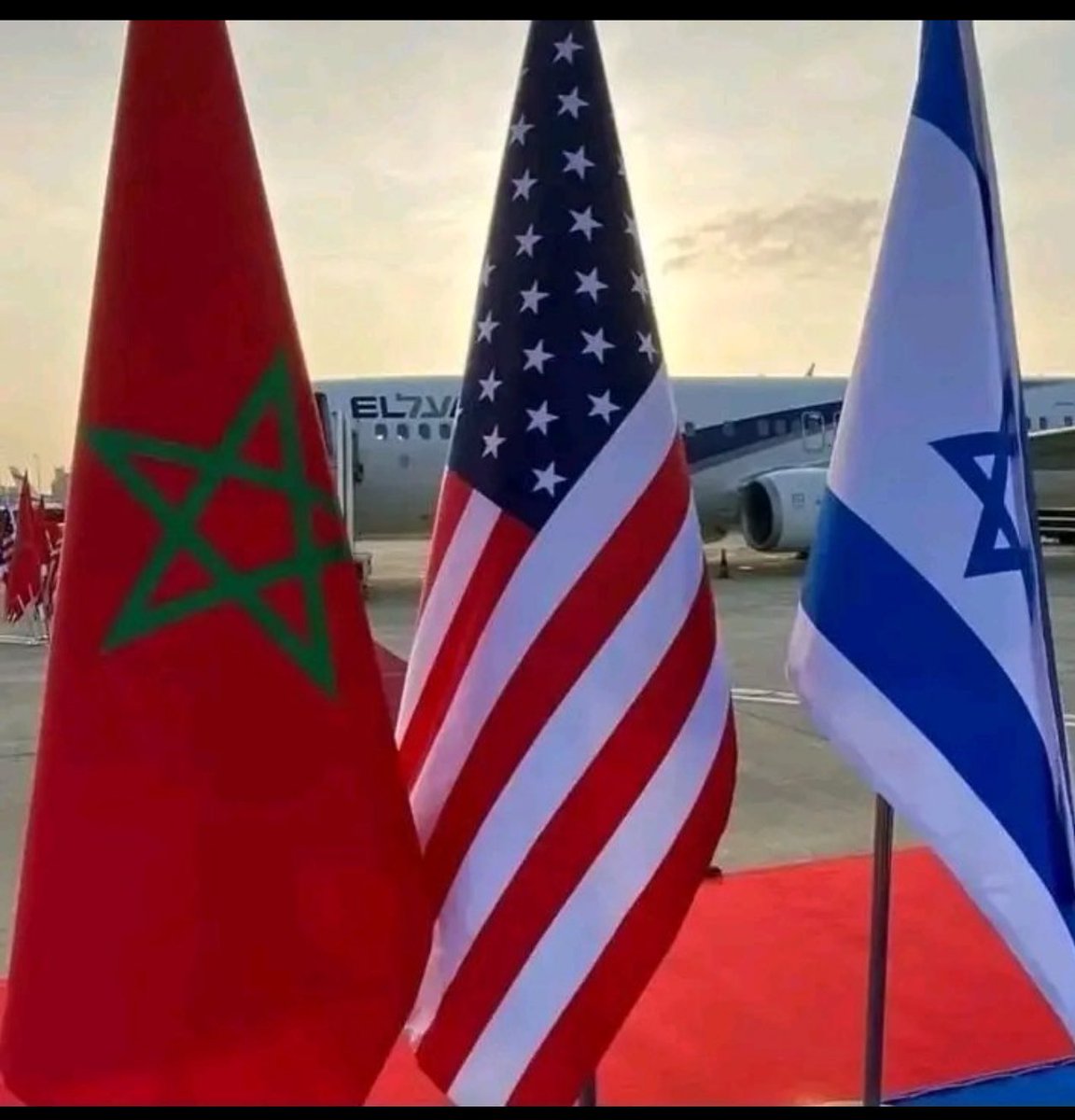 المغرب… حيث تُصاغ السياسة بلغة السيادة

بين راية المجد الأحمر ونجمة الحكمة الخضراء، يقف المغرب شامخًا بحكمته التاريخية وحنكته السياسية. لا يتحرك في زوايا الصراعات، بل يرسم ممرات للحوار والتوازن الإقليمي. ليس ضعفًا أن تملك مفاتيح كل الأبواب، بل قمة القوة أن تُحترم قراراتك من