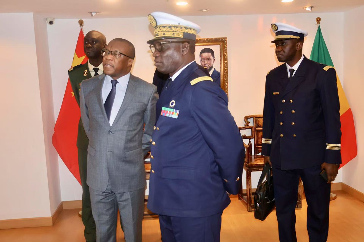 J’ai eu grand plaisir à recevoir le Contre-Amiral Abdou Sene Chef d’Etat major de la Marine nationale, un officier général émérite au parcours exemplaire. Sa visite s’inscrit dans le cadre du renforcement de la coopération militaire stratégique entre le #Sénégal et la #Chine.