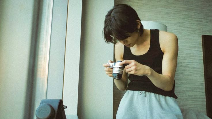 sobre mim.    
★ nome: charlie yamaguchi
★ sexo: alienígena
★ mbti: INFJ
★ aniversário: 22/09
★ altura: 1,74
★ sexualidade: bi e ace
★ pets: cosmo (samoieda)
★ piercings: um
★ tattoos: nenhuma
★ cor fav: azul
★ time: tokyo yakult swallows