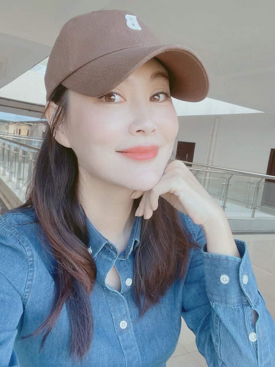 上完课了，穿着珍珠内裤真的很兴奋，心里总是会不自觉想到一些色色的事情。上课时到下面过道走着，弯下腰和课代表交代作业，光滑的珍珠随着动作轻轻摩擦... 同学们，老师就是一个骚货♡ https://t.co/czGlBGIsYf