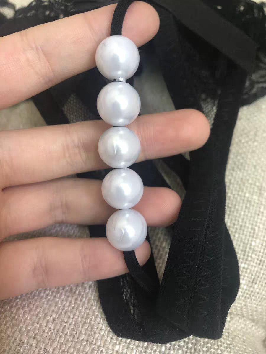 上完课了，穿着珍珠内裤真的很兴奋，心里总是会不自觉想到一些色色的事情。上课时到下面过道走着，弯下腰和课代表交代作业，光滑的珍珠随着动作轻轻摩擦... 同学们，老师就是一个骚货♡ https://t.co/czGlBGIsYf