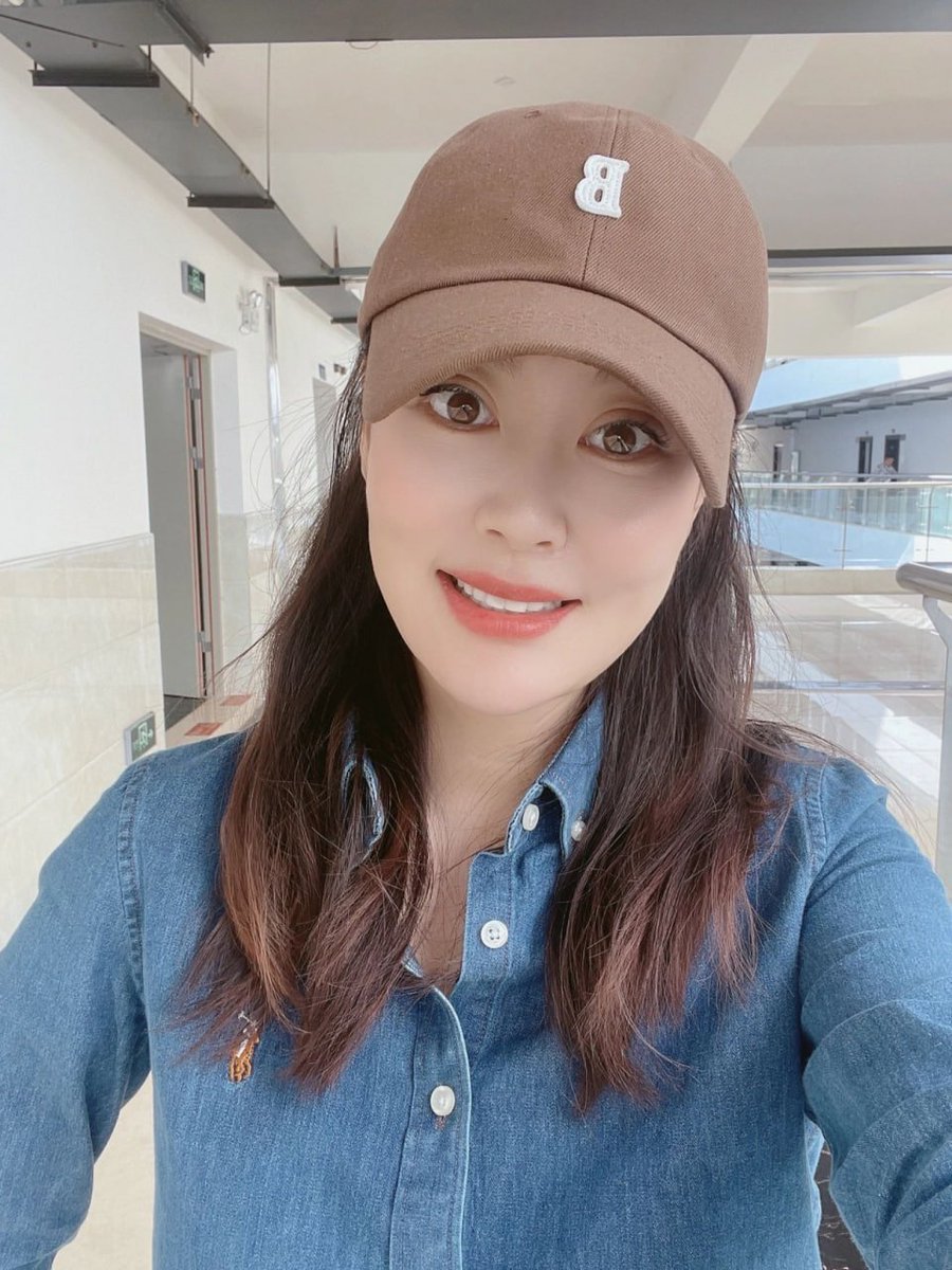 上完课了，穿着珍珠内裤真的很兴奋，心里总是会不自觉想到一些色色的事情。上课时到下面过道走着，弯下腰和课代表交代作业，光滑的珍珠随着动作轻轻摩擦... 同学们，老师就是一个骚货♡ https://t.co/czGlBGIsYf