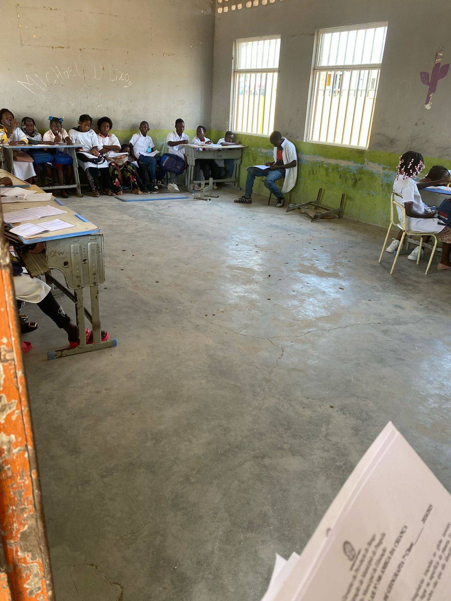 AvelinoCasimir's tweet photo. Gestão da ministra #Grilo! Será que nas bandas tem escolas com salas sem carteiras? Vocês que já bazaram nos dão só a dica. https://t.co/XkSaUzhJU3