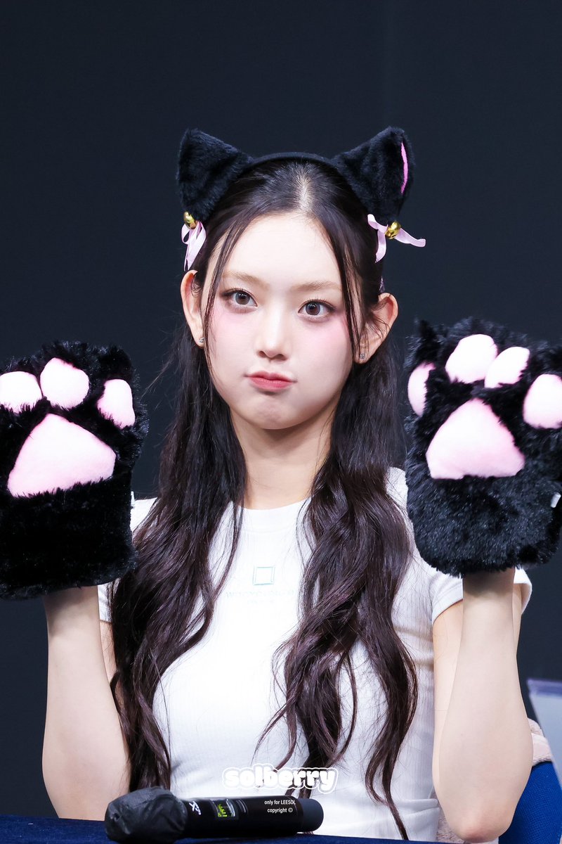 250419 위드뮤 팬싸
완전고양이🐈‍⬛😉
#이솔 #Leesol #키키 #KiiiKiii <a href="/We_KiiiKiii/">KiiiKiii</a>